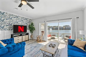 ☆Live on the Water! Lake Palmetto Palm w/ Patio - 10Min to Downtown & Beaches☆